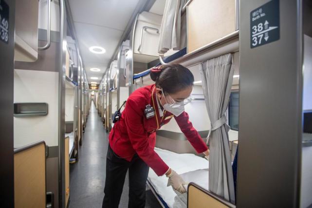 一人一铺一单间双层卧铺动车亮相深圳北站