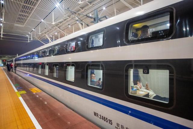 一人一铺一单间双层卧铺动车亮相深圳北站