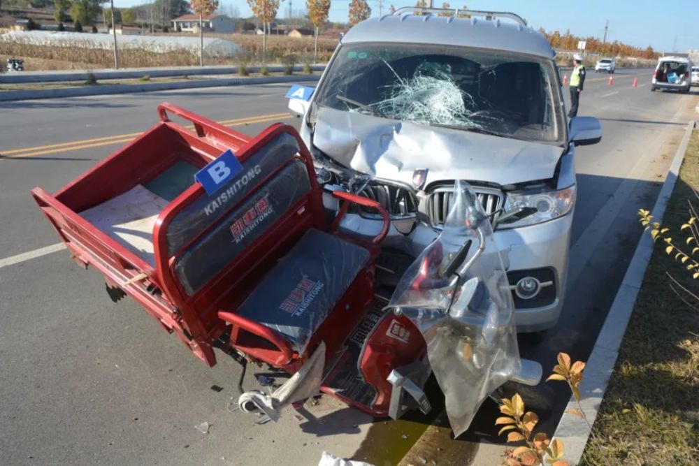 长治2车相撞一人当场身亡