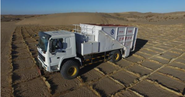 它就是多功能立体固沙车,这款吞沙巨兽专门执行防风固沙任务,每天能