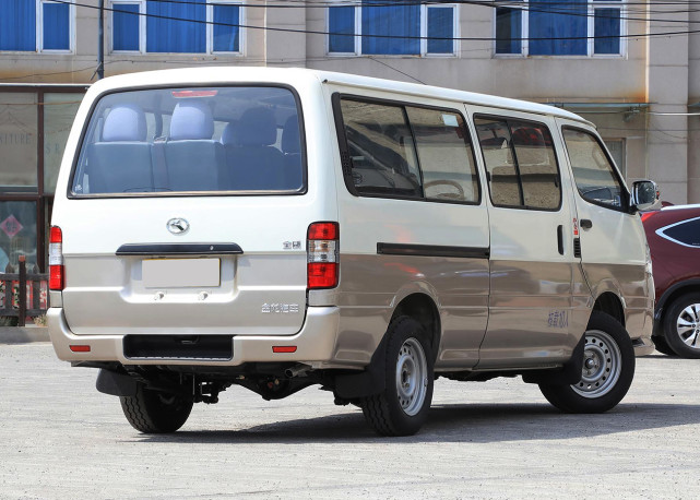 厦门金龙版"金杯海狮",侧滑门,10座,搭载1.8l五菱动力