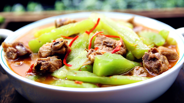 莴笋烧鸡的家常做法营养丰富鲜香美味出锅一大盘都不够吃