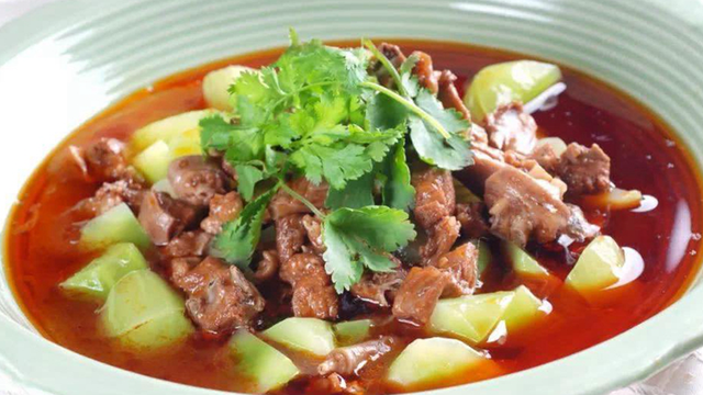 莴笋烧鸡的家常做法营养丰富鲜香美味出锅一大盘都不够吃