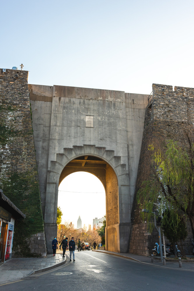 南京台城明城墙现存最高大最完好的一段古与新在此交相辉映