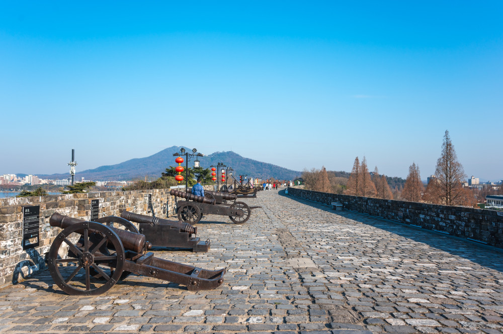 南京台城明城墙现存最高大最完好的一段古与新在此交相辉映