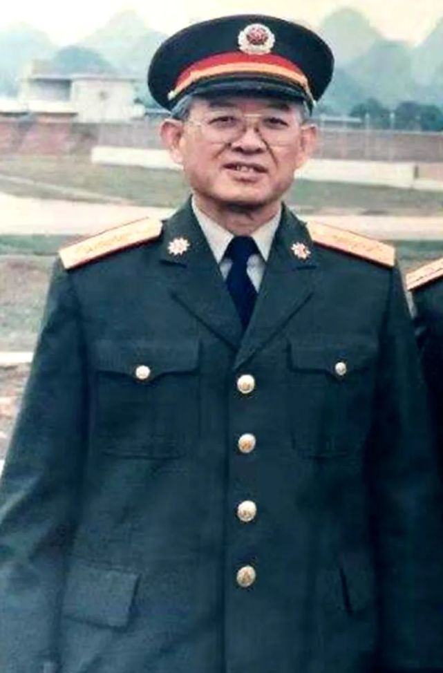 他担任了十年总政治部主任57岁授中将62岁晋升为上将