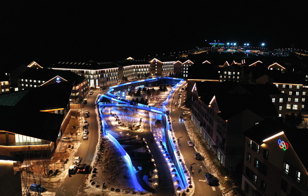 这是2021年11月23日拍摄的张家口冬奥村夜景(无人机照片).