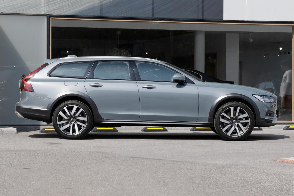 解读沃尔沃v90:售44.79万起,油耗7.9l,原装进口四驱旅行车_腾讯新闻