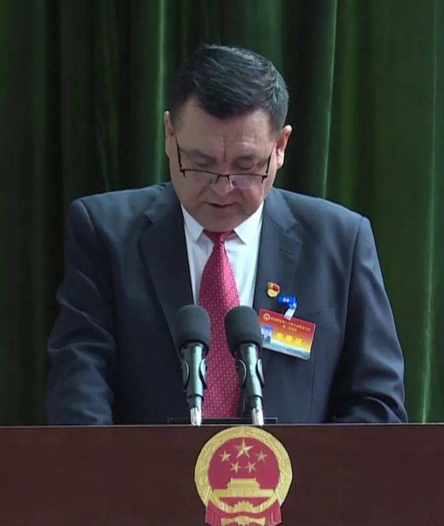县人大党组副书记,主任哈力木拉提·赛坎受县第十八届人大常委会的