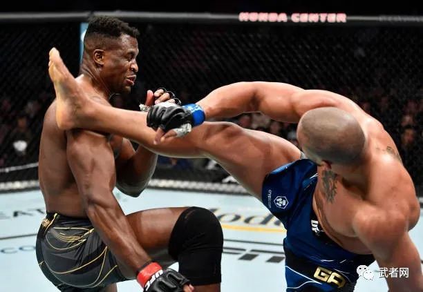 最后的压轴大戏是ufc重量级冠军统一战,现任冠军弗朗西斯99纳干诺