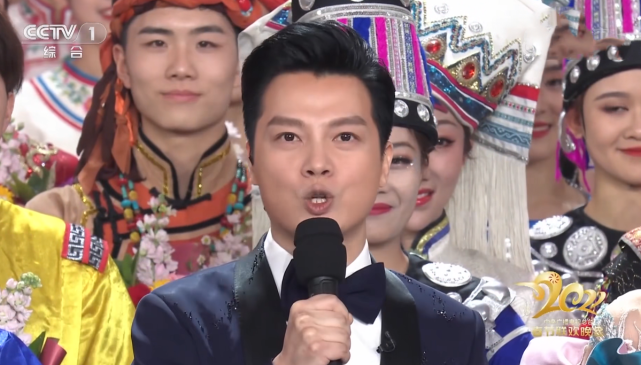 无论是开场还是零点钟声的倒计时把握,任鲁豫的主持表现无