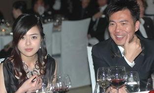 黄健翔和做完癌症手术的老婆提出离婚,老婆哭着说:我跟了你15年你太