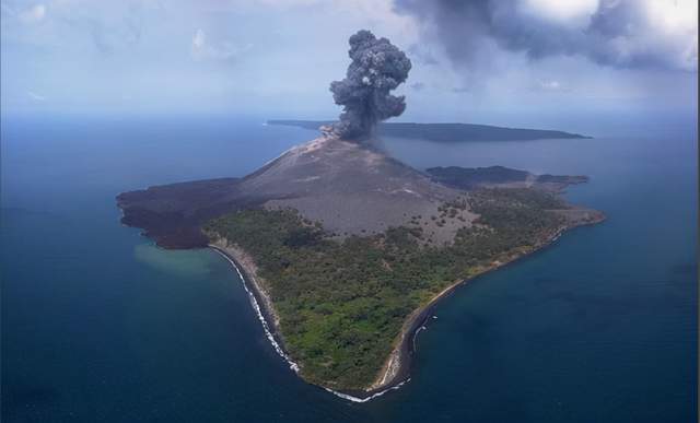 新生的喀拉喀托火山1815年4月5日,印尼松巴哇岛上的坦博拉火山爆发.