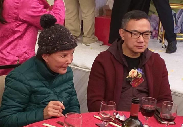 78岁富婆白韵琴与小15岁老公出行十指紧扣太恩爱却被指像母子