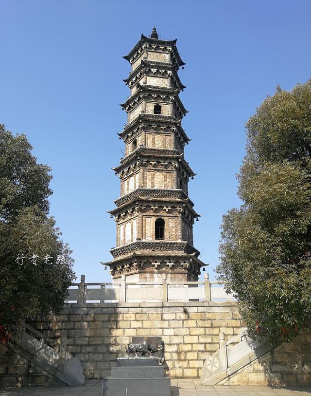 锁江楼共有三层,为砖木石结构的古楼阁,飞檐翘角,木雕,斗拱等中国古