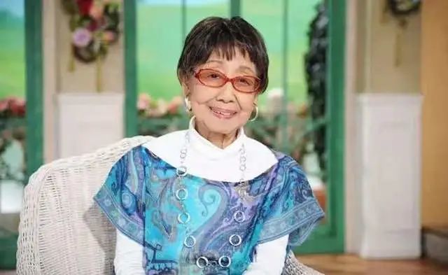 在《人间值得》这本书里,关于爱,婚姻,工作,死亡等课题,恒子奶奶写下