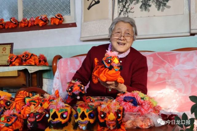 在龙港街道廒上村,龙口市级非物质文化遗产黄县布老虎制作技艺代表性