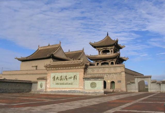 1990年上海福佑路清真寺大修时,人们发现寺的大殿,二殿,三殿都有彩绘