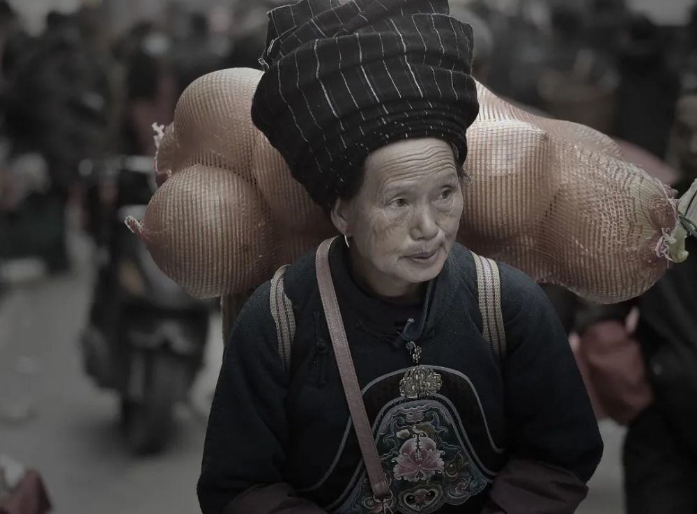 这里的苗族阿婆们,几乎都喜欢戴着头巾,也有叫头帕,苗帕,据说不但保暖