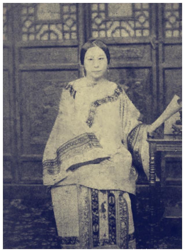 22岁女儿美貌漂亮李鸿章却将她嫁给40岁大臣如今后人家喻户晓