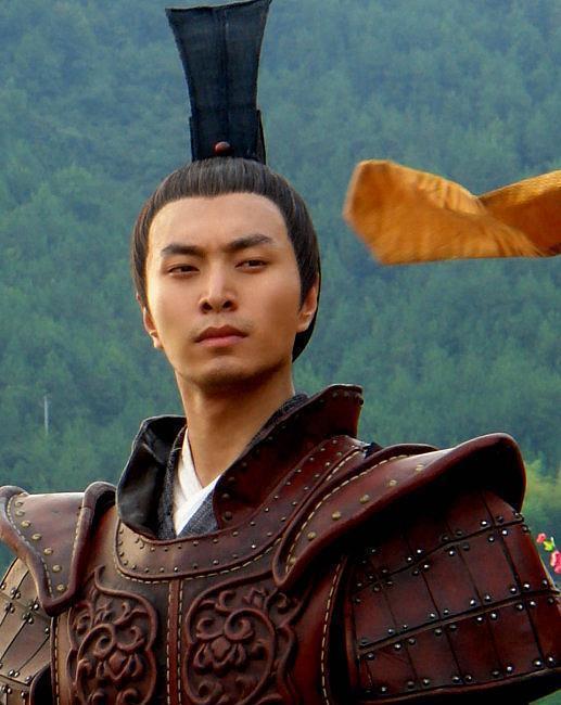 然后吕嬃把头上的珠钗,身上的玉佩耳环等珠宝都摘下扔到院里,怒道