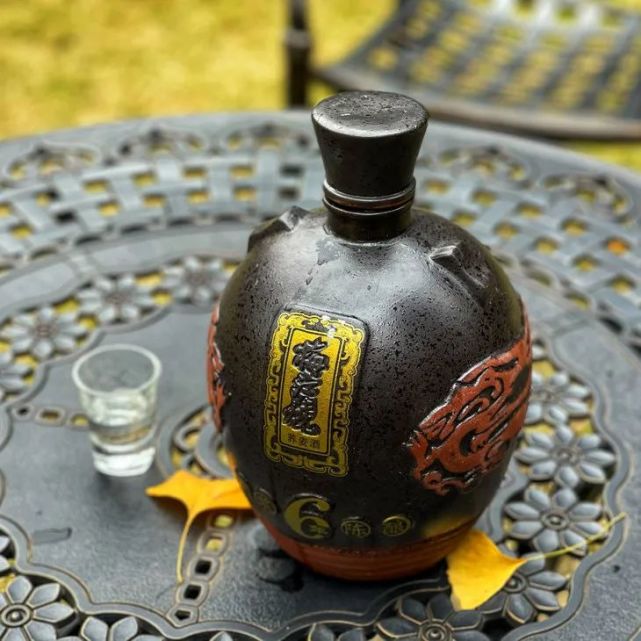 汪海洋采用自己独特的工艺▲一缸缸老酒带着时间的印记▲巨大的酒缸里