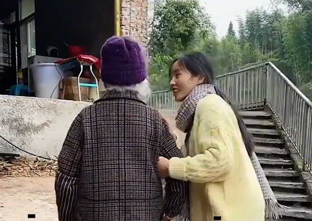 据黄琴所述,她出生于四川宜宾江安县的一个小山村,从小就被重新组建