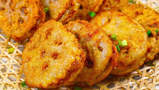 过年炸藕夹学会2个技巧个个外酥里嫩美味多汁好吃不油腻