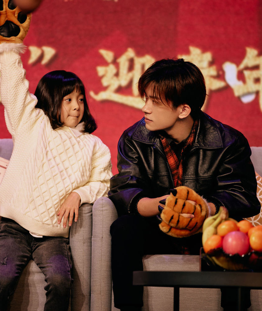易烊千玺现身奇迹笨小孩迎春年会与妹妹有爱互动显温柔