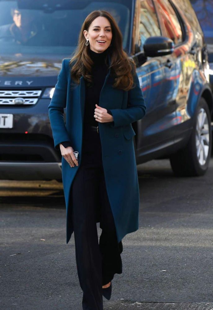 凯特王妃40岁首现身，蓝色大衣配喇叭裤时髦优雅，成皇室穿搭模板英语魔方秀怎么发布节目