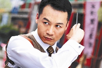 他在娱乐圈虽没有之前那么风光了,但也还是有路可走,之后他还与周润发