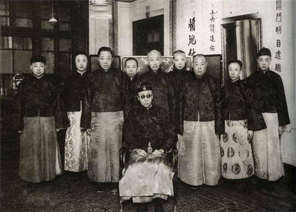 乾隆七世孙现在依旧穿龙袍公开祭祖大拇指上戴帝王扳指