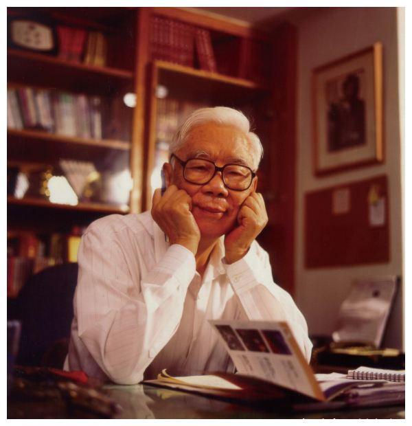 我平日浏览网页,看到很多议论,多袒护李大师,指明柏杨品行有亏,有负