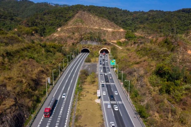 1月21日,清远交警高速五大队在林屋隧道前蹲点值守,通过一系列措施