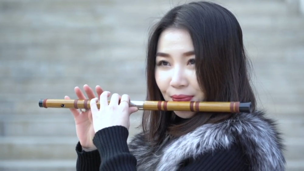 身穿汉服在竹林演奏《万物生》,孟晓洁用笛声的音调转换把这首歌完整