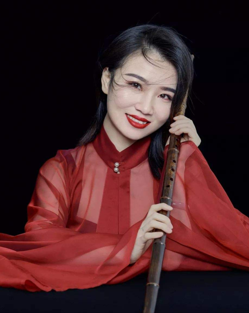 她是中国首位竹笛女博士花样演绎神曲让国乐大放异彩