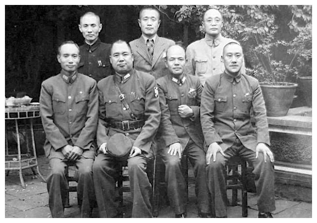 【云南,1943年;孙元良将军(后排右一)与杜聿明将军(后排中,黄杰将军