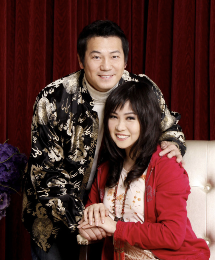 是对着妻子,展现出的是铁汉内心的款款柔情,这说明他对万斯敏很呵护