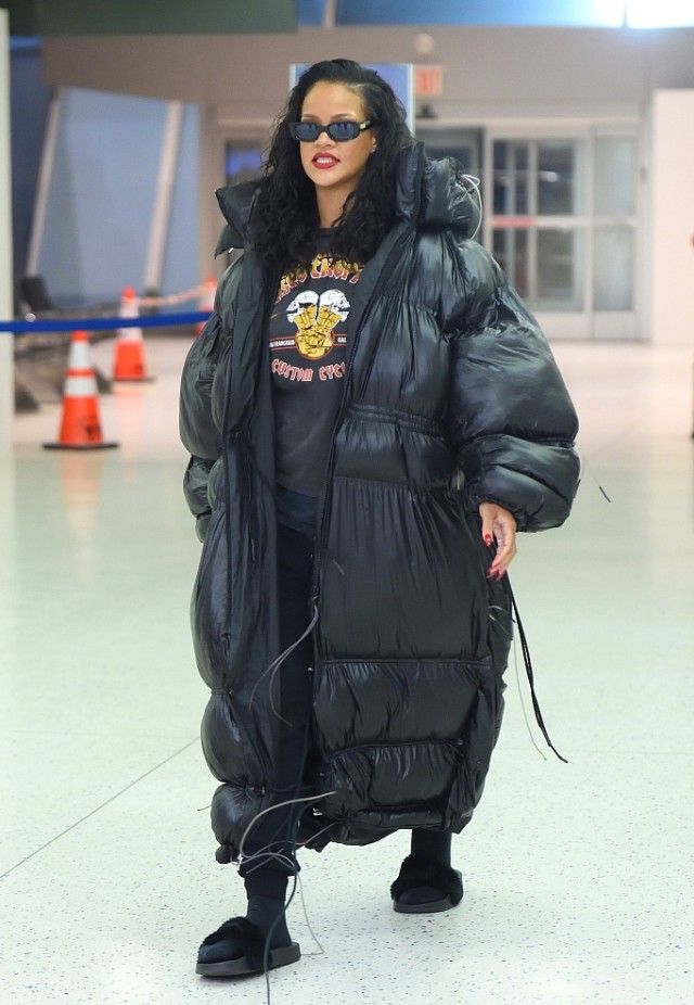 蕾哈娜真是时尚标杆廓形羽绒服配球衣下衣失踪自信又潇洒