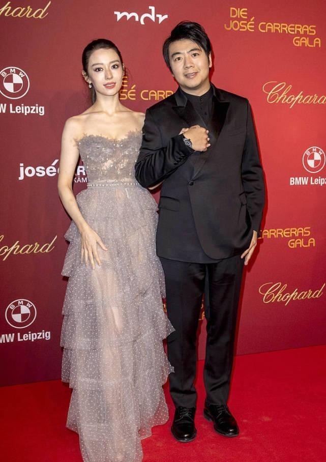 吉娜在老公身边也不低调,抹胸纱裙看着薄薄透透的,气质真挺纯_腾讯