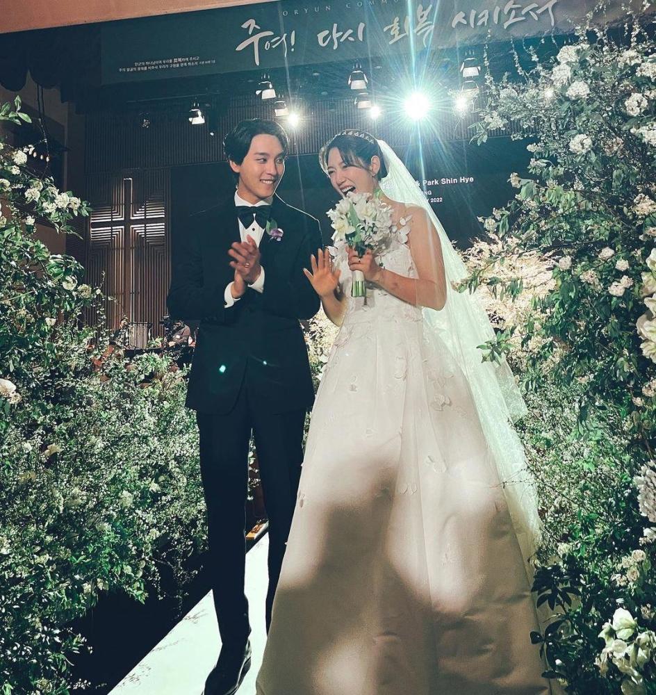 韩剧女神大婚半个娱乐圈都到齐李敏镐张根硕祝福引网友泪奔