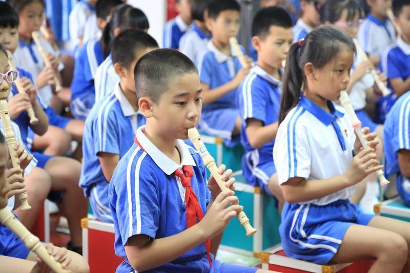 深圳草埔小学千余学生人人会吹竖笛为来深建设者的孩子提供高质量教育