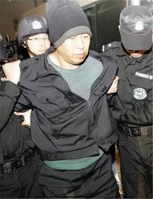 结识曾做过小姐的戟红杰后,杨树彬的心中生出一个邪恶的念头,小姐这一