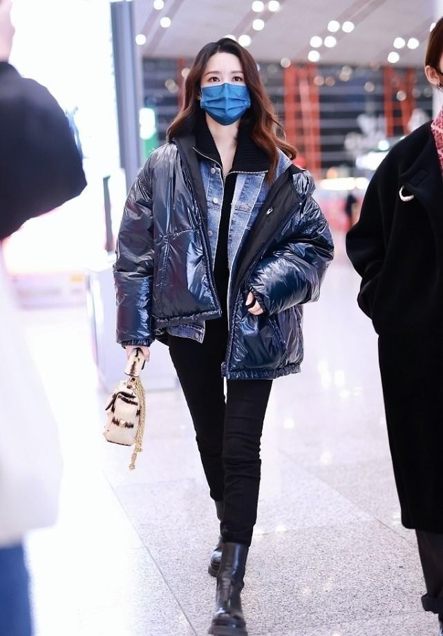 陈晓没被年龄限制，卫衣叠穿藏青色大衣，看起来仍有少年的活力