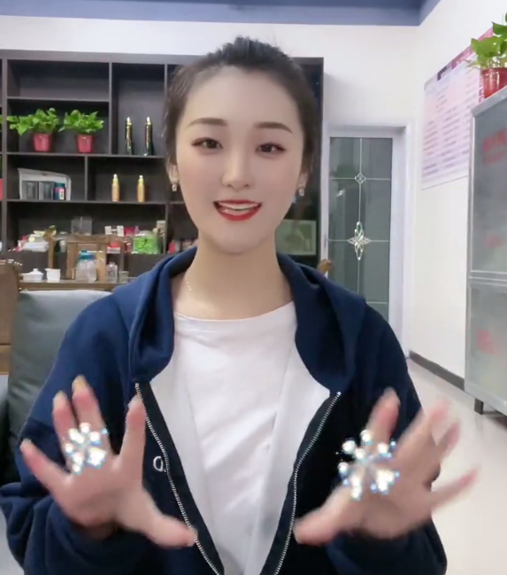 陈亚男换平台后开启直播首秀用结婚照片当背景还想蹭热度