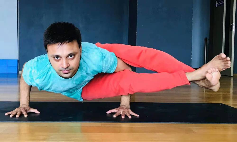 印度瑜伽大师悬浮30米图片