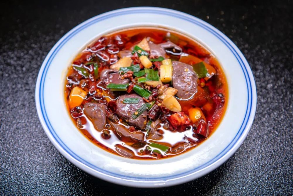 娇,用大火烧开油锅后倒入辣椒,花椒粒煸炒,再下鸡血,调料及蒜苗,爆炒