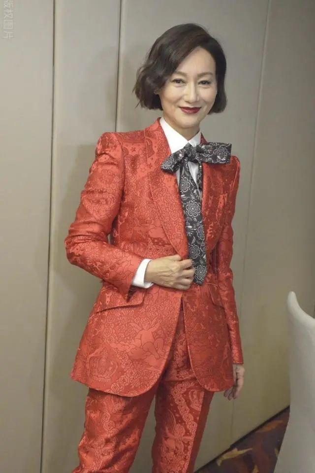 惠英红选择了短发造型.