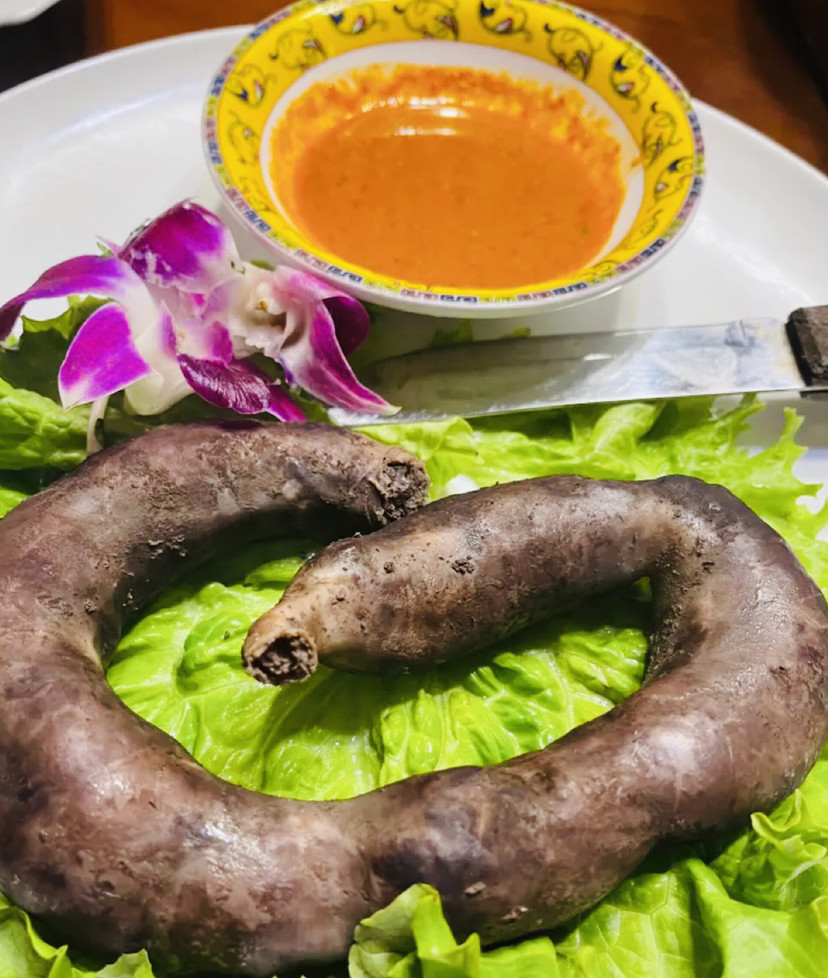 当地居民制作的血肠切片沾藏式辣椒,味道也是一绝.