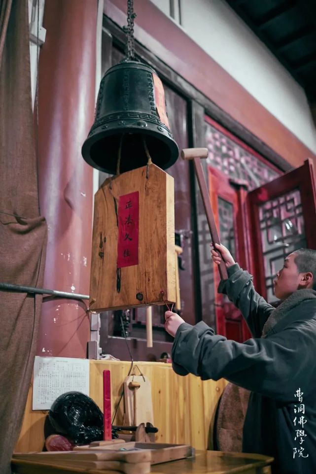 曹洞宗以"正觉默照"为禅法特色,主张"绵密回互"为下手处,"丛林学院化"